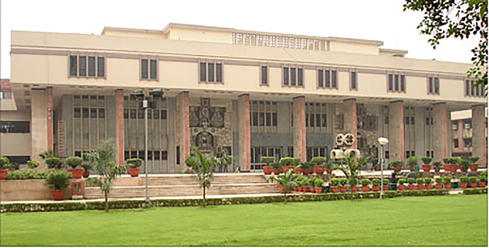 Inefficiency and Judicial Delay: New Insights from the Delhi High Court
